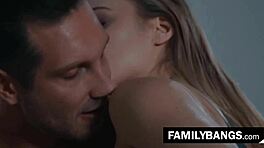 Majhna 18+ Anna Clair Clouds zapeljuje očima odvetnika