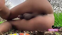 Ik wil dat een jongen me in mijn kont neukt terwijl ik naakt ben in het bos