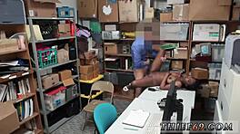 ตำรวจสาวยั่วนักโทษคิดว่ายังซิงในฉากเย็ดข้ามเผ่าพันธุ์ดุเดือด