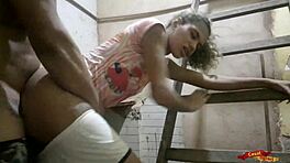 Můj táta nezaplatil za pokoj, tak jsem dala prdel stavitelovi