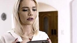 Casalinga si unisce al terzetto con marito infedele e giovane babysitter in azione tabù