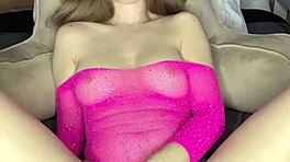 Мъничка 411 блондинка аматьорка, можеш ли да се справиш с гигантския дилдо на Mr. Hankey?