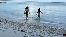 Busty stymor och styvdotter genomblöta i gyllene duschar på offentlig strand