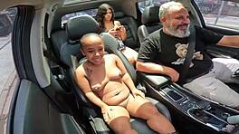 אנזיניה דו מאו עירומה במכונית, מתגרה ברחובות סאו פאולו