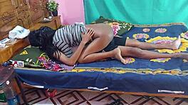 देसी हॉट गर्लफ्रेंड पोपी खातून हनीफ के साथ सेक्सी फक का मजा लेती है