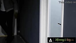 Äidin poika! Perverssi milf Lauren Phillips ottaa 18-vuotiaan kyrvän kovaa!