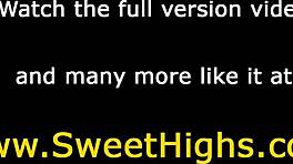 مراهقة 18+ بنية اللون تأخذ إنزال قاسي في الطيز في الفصل