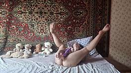 Руска кучка в найлонови чорапогащи чука косматата си путка с огромен дилдо