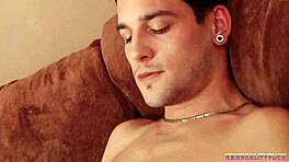 Snabb het 18-årig amatör knullar pojkvän i sovrummet med vild hundstil