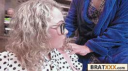 Malá knihomolka s těsnou kundičkou nataženou nevlastním tátou