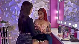 Wow! Premieňam nevinnosť Aikabetts obrovským dildom!