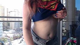 हॉट गेमर गर्ल बालकनी पर बिग बूब्स फ्लैश करती है