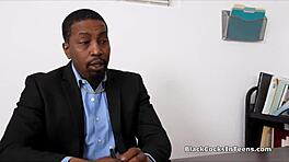 Курвистая 18+ студентка в юбке получает огромный черный член в классе