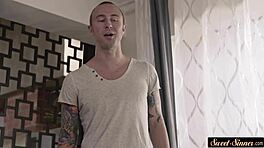 Sted datter gnider sin fisse mens hun rider pik i vild fantasi scene. Vil du have mere?