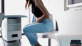 Tânără româncă Ana se dezbracă singură pentru Playboy