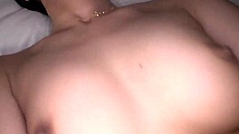 Wah, cewek Jepang 20 tahun jatuh keras di bawah piston tanpa henti! 😍