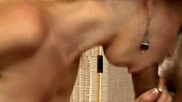 Söt rysk blondin ber om avsugning och cowgirl-rida 😍