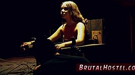 알리샤, 큰 장난감으로 항문 플레이하며 벌어지다!