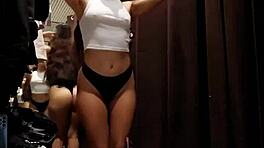 くそ、セクシーな女が公共の試着室でリスクのあるオーガズム！😍