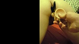 Dubbelpenetrerad tjej känner intensiv njutning med leksaker och slickning