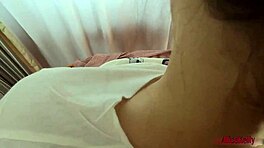 Καστανή ρουφάει βαθιά μετά παίρνει από πίσω με σπέρμα στην πουτσάκι