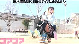 Remaja Jepun Muda 18+ Bermain Di Taman