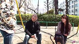 Jovem asiática 18+ atrai estranho velho para gozada interna na rua