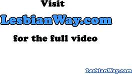 אני אוהב לראות לסביות צעירות 18+ עם קעקועים מסיסורות ואוכלות כוס