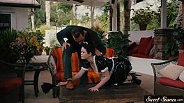 Tinilány szobalányt legyőznek és keményen megdugják fantázia szerepjátékban