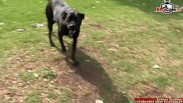 पतली सुनहरी बालों वाली टीं 18+ मिल्फ के साथ खिलौना खेलने आती है