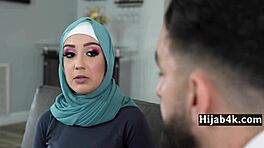 المدرب المنحرف يستخدمني كلاعبة حجابية شابة 18+