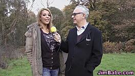 Yo, schau dir an wie diese geile Britin einen alten Mann wie verrückt reitet.