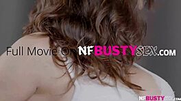 Lola Bredlys volle Kurven stehlen die Show, viel heißer als jeder Filmabend da draußen.