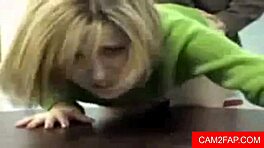 Tini 18+ amatőr lebukik csalással az irodában idősebb fickóval