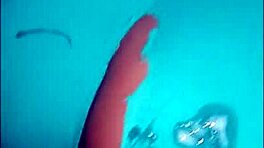 Hudiča! Ta ljubka šolarka 18+ dobi trdo jebanje v javnem gangbangu!