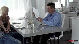 Tajná macocha fúka mladému synovi priamo pred manželom