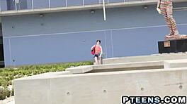 Vacker liten 18+ tjej får djup penetration av veteran-kuk