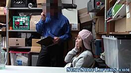 Gadis 18+ Pencuri Tertangkap Kamera Tersembunyi dan Akhirnya Ditarik untuk Facial Cum Lengket.