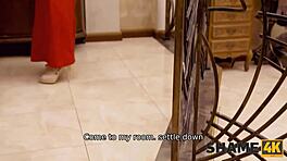 Shame4k Брюнетка крадла с окосмена путка я чукат в кухнята. Стари и млади се сблъскват жестоко.