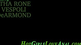 टीं लेस्बियन खिलौने और उंगलियों से गैंडफकिंग में व्यस्त