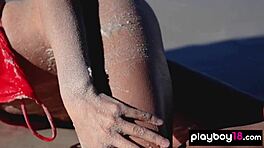 בחורה רזה אוקראינית גלוריה סול מתפשטת טבעית בחוף חיצוני