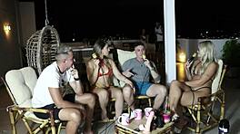 Scambisti brasiliani condividono momenti selvaggi in rosso trasparente