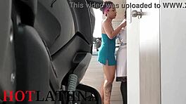 فتاة شابة كولومبية لاتينية 18+ 18+ تقول زوجي يمسكني مع الجار في ميديلين