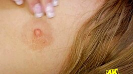 “看看我的完美身体，想在4k里看更多吗？”她咯咯笑