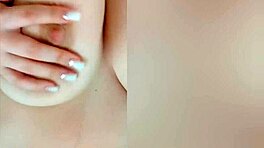 両親寝てる間に巨乳美女が大きな乳首を興奮させる