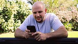 Любопытная брюнетка тинейджер 18+ исследует дикие желания на общественной площадке