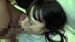 בחורה מקומית נוסעת לטוקיו כשזקן מערבב את הכוס החובבנית שלה. המכנסיים הקצרים לא מסתירים את הפעולה!