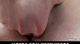 La bruna italiana Anita Berlusconi cavalca anale a pecorina al contrario duramente