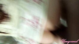 大きな尻のラティーナがアナルに指を入れられて完璧なアナルファックを楽しむ