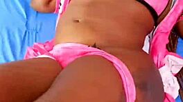 Uau, minha enteada da Espanha me deixa brincar com sua buceta depilada!